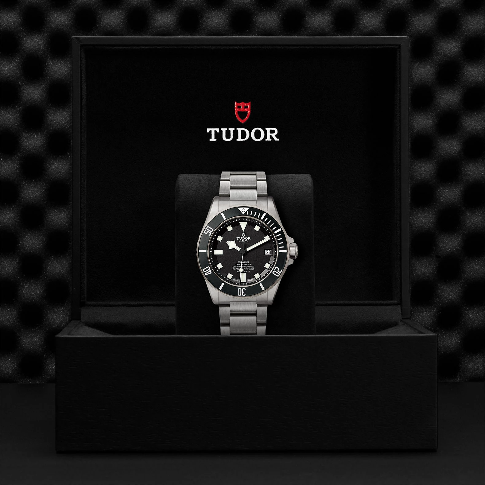 Montre Tudor Pelagos disque noir mat en céramique, bracelet en titane