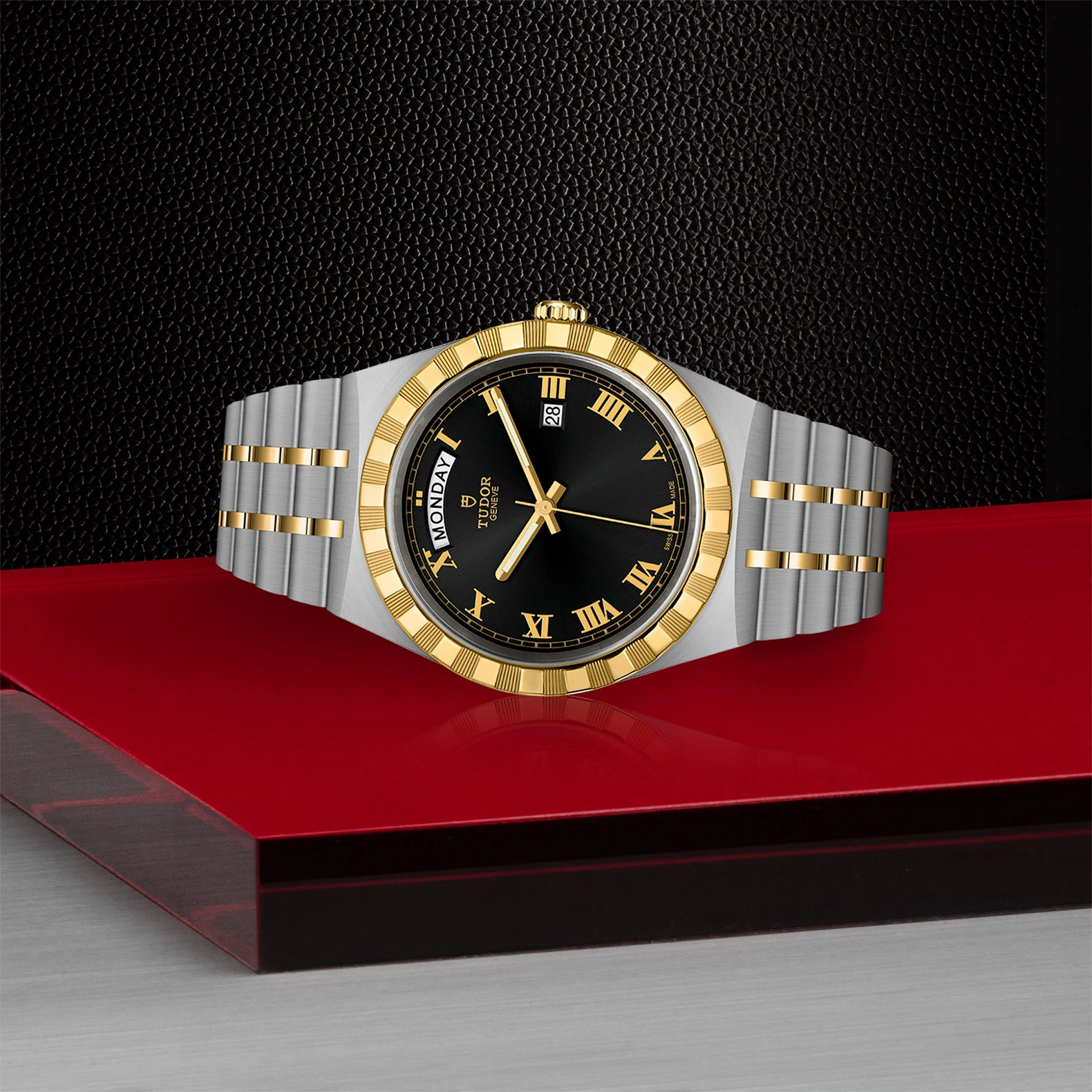 Montre TUDOR Royal boîtier en acier 41 mm, lunette en or jaune