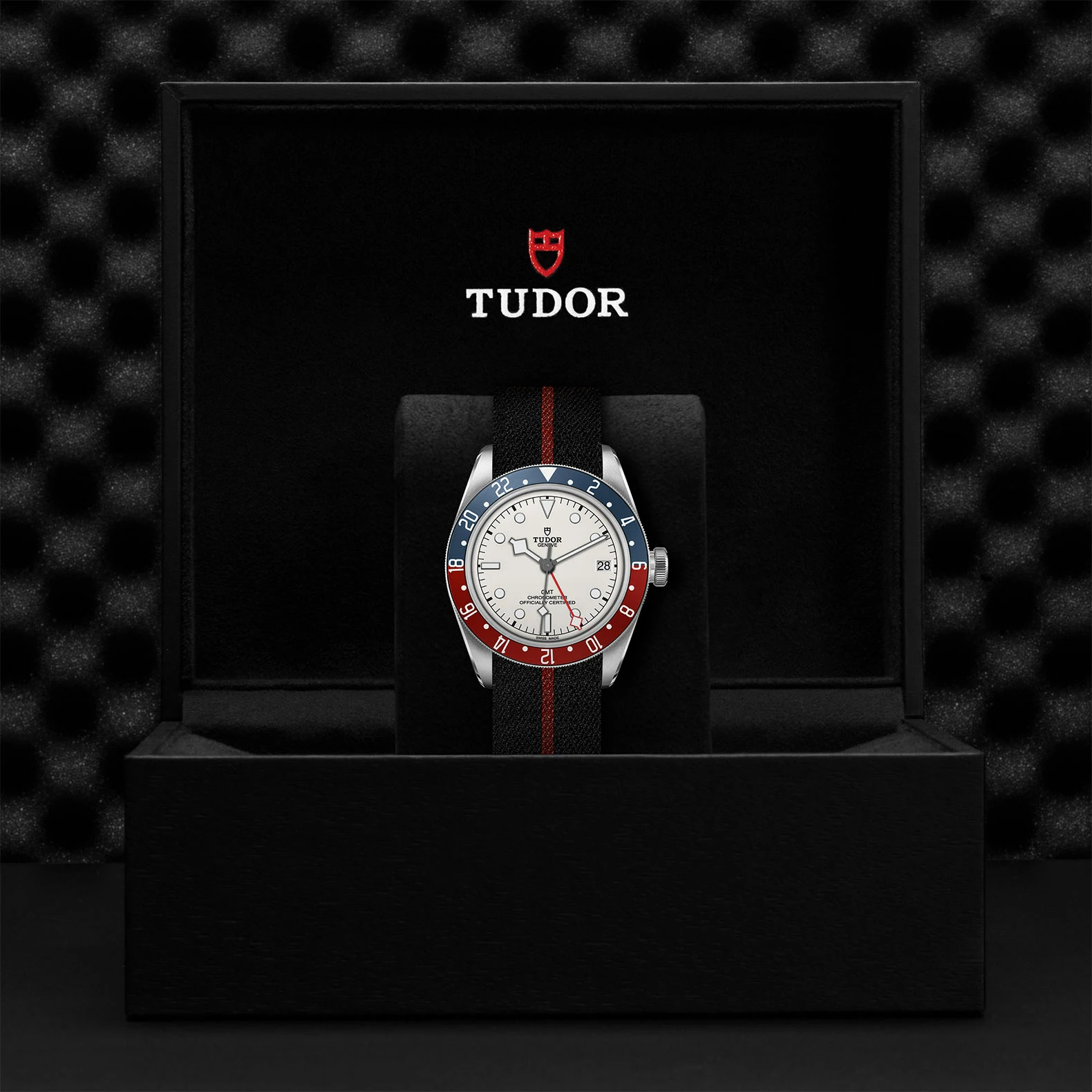 Montre TUDOR Black Bay GMT boîtier en acier, 41 mm, bracelet en tissu