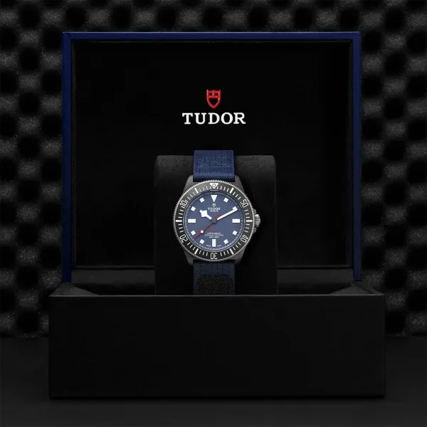 Montre TUDOR Pelagos FXD lunette en titane avec disque en composite de carbone noir, bracelet en tissu