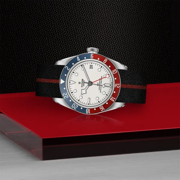 Montre TUDOR Black Bay GMT boîtier en acier, 41 mm, bracelet en tissu